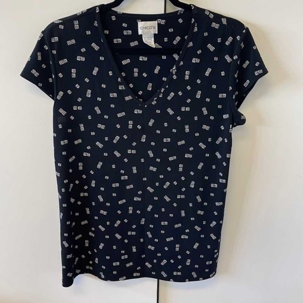 𝅺CHICO’S v-neck top.  Black and white shirt sleeved size M